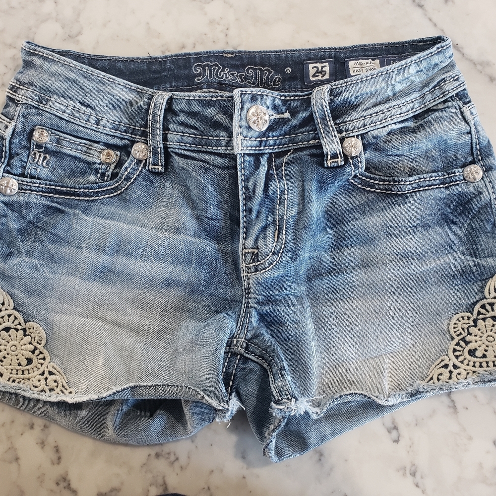 Miss Me (Buckle) size 25/0 jean short